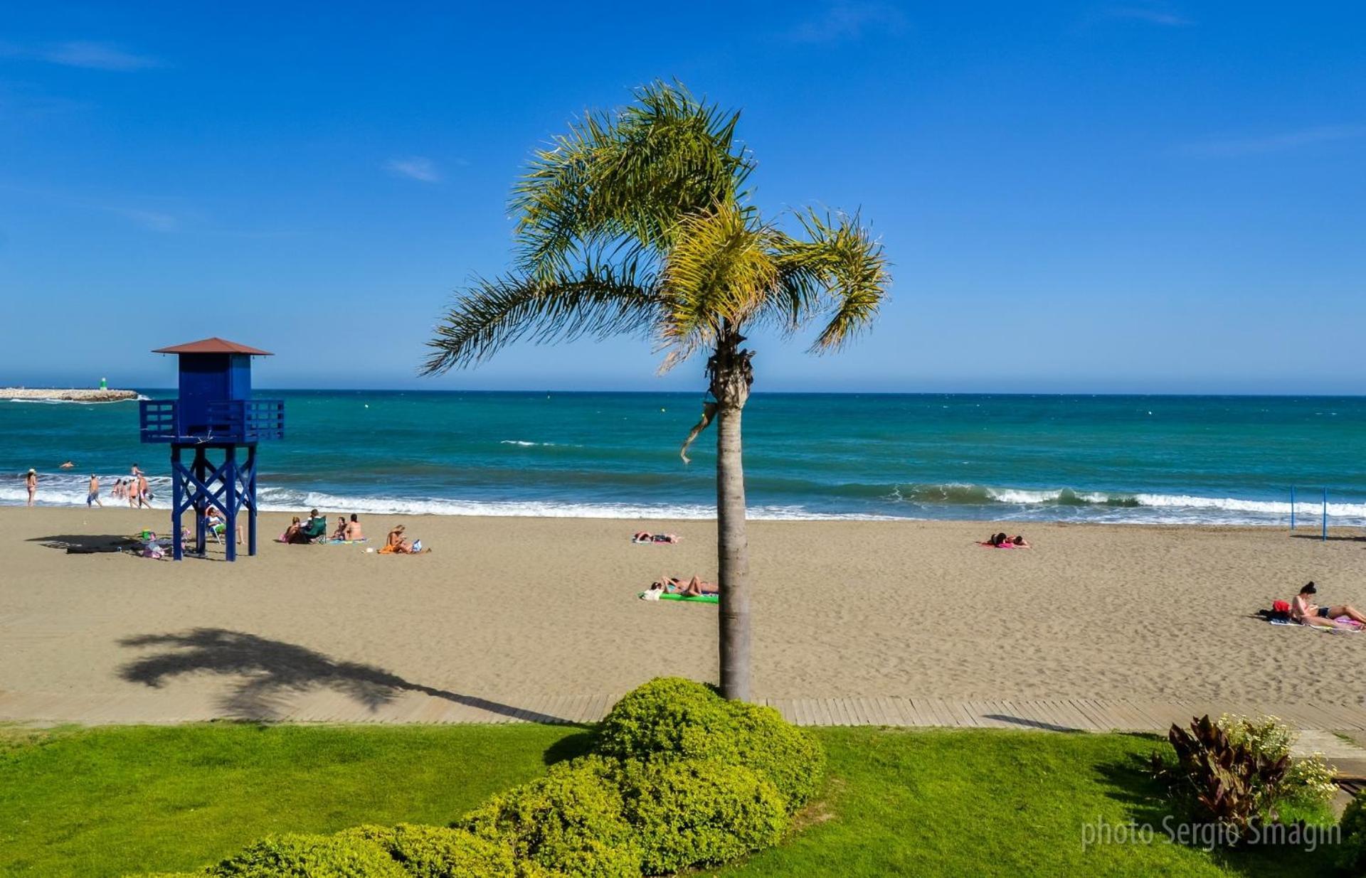 Apartamentos Los Cisnes - 2º Linea De Playa - Perfecta Ubicacion ベナルマデナ エクステリア 写真